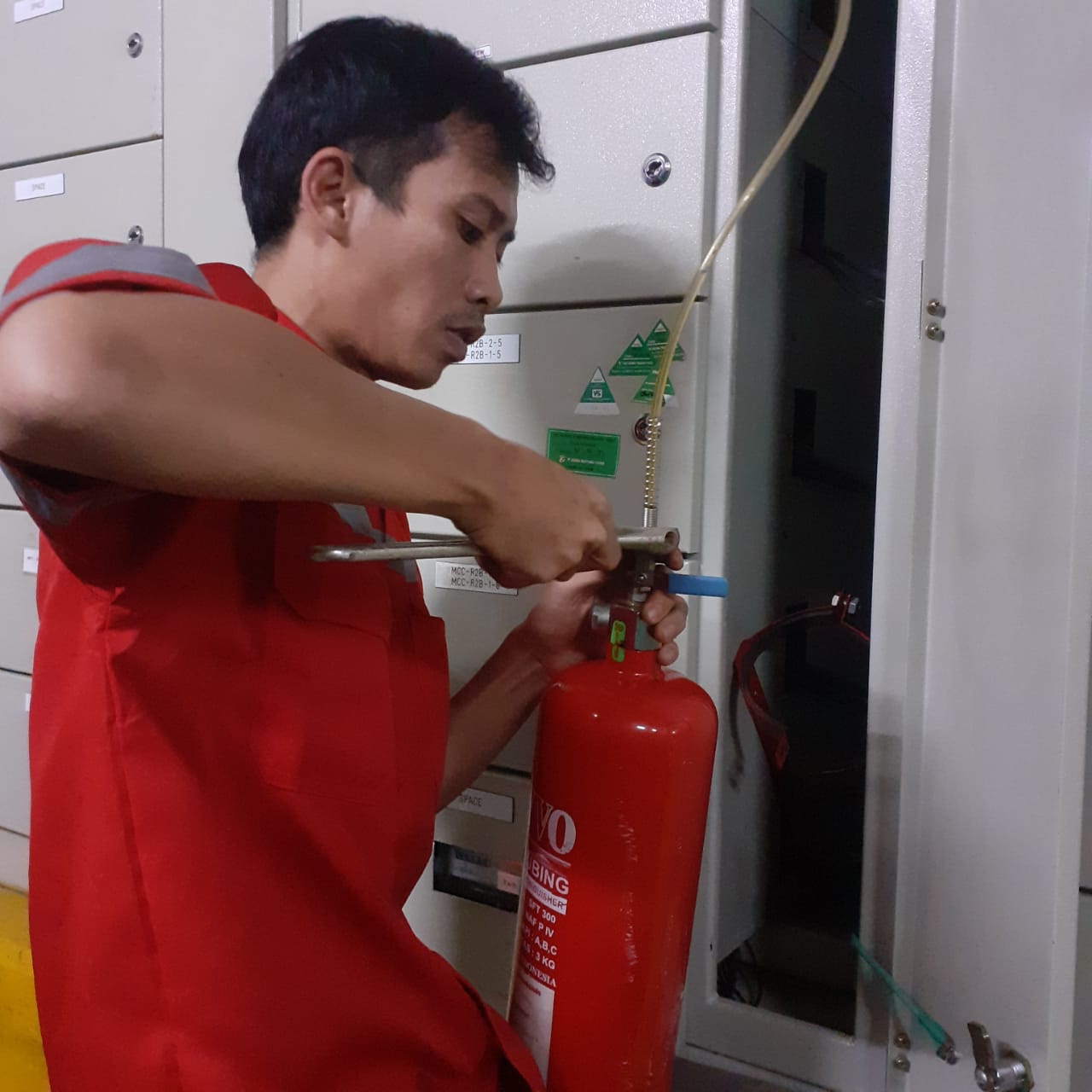 instalasi alat pemadam api otomatis untuk rak server